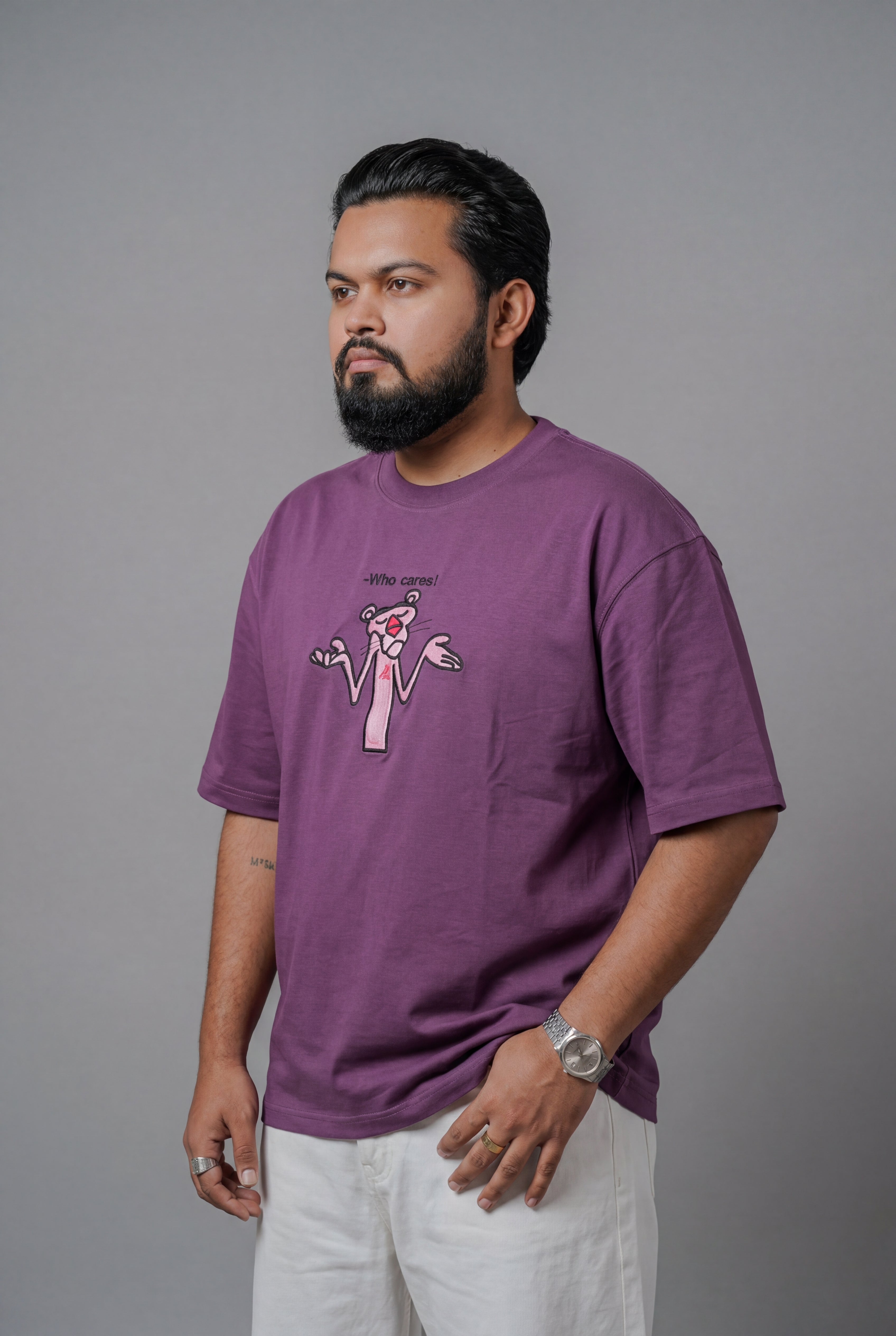 WHO CARES EMBROIDERED CHARACTER PREMIUM T-SHIRT